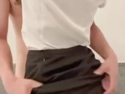 【日本人】カップルの濃厚なイチャイチャ！OL彼女の美尻を揉みまくる！ - Screenshot 1 of 16 - Couple