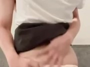 【日本人】カップルの濃厚なイチャイチャ！OL彼女の美尻を揉みまくる！ - Screenshot 5 of 16 - 人妻