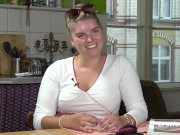 Natascha besorgt es sich gerne im Stehen 16/16