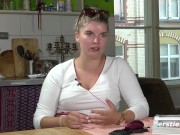 Natascha besorgt es sich gerne im Stehen 2/16