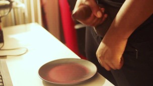 Etudiant se vide les couilles et te sert une assiette pleine de sperme à lécher