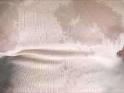 Il me pulvérise de l'eau sur mes seins