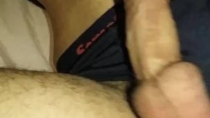 Mostrando o pau debaixo das cobertas