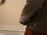 Me tiro a mujer de cornudo en el baño De casa mientras esposo escucha tras la puerta  2/16