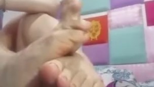 Ely Rainbow Argentina Mostrando los pies super casera pero caliente