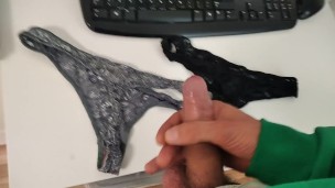 El cerdo PERVERTIDO se MASTURBA con mis BRAGUITAS