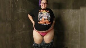 Fat BBW Flashing Ass in Parking lot 