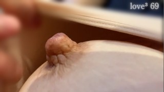 [1/2] Insira um dildo de um close-up lambendo um mamilo, ejacule em estilo cachorrinho
