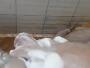 nice foamy massage with cumshot in bath بهترین آبپاشی بعد کف مالی در حمام