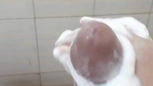 nice foamy massage with cumshot in bath بهترین آبپاشی بعد کف مالی در حمام