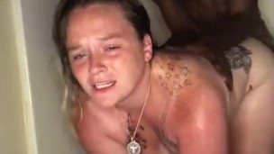 Sexo selvagem no banho branquinha bunduda e pau preto grande