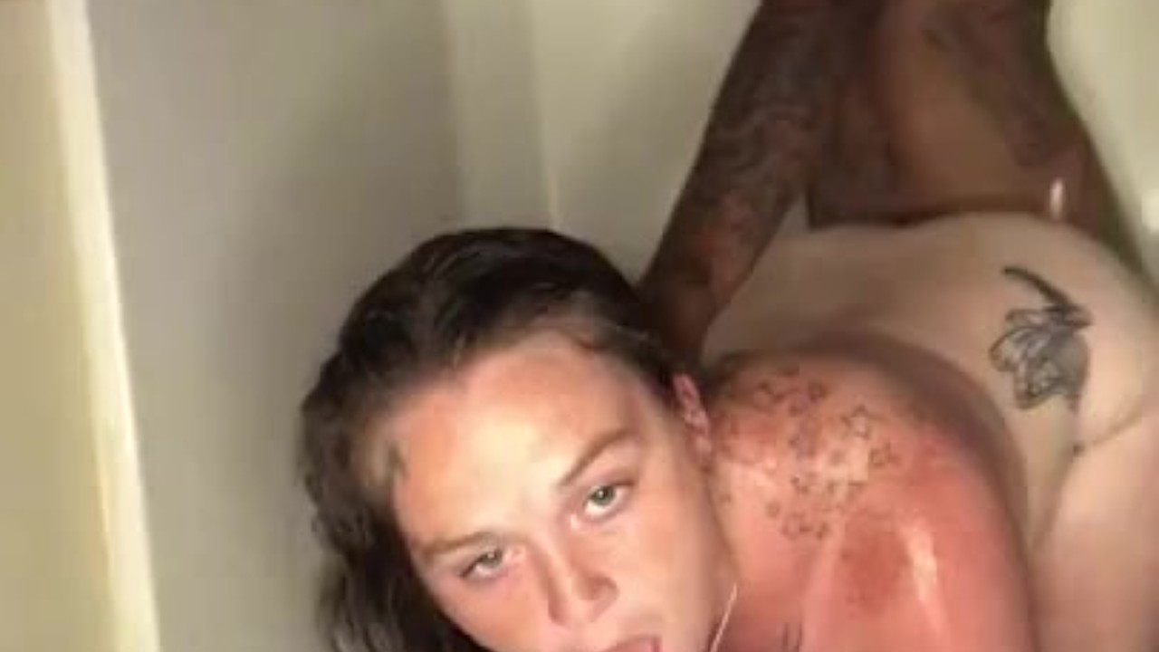 Sexo selvagem no banho branquinha bunduda e pau preto grande - Vídeo de sexo grátis - RedTube