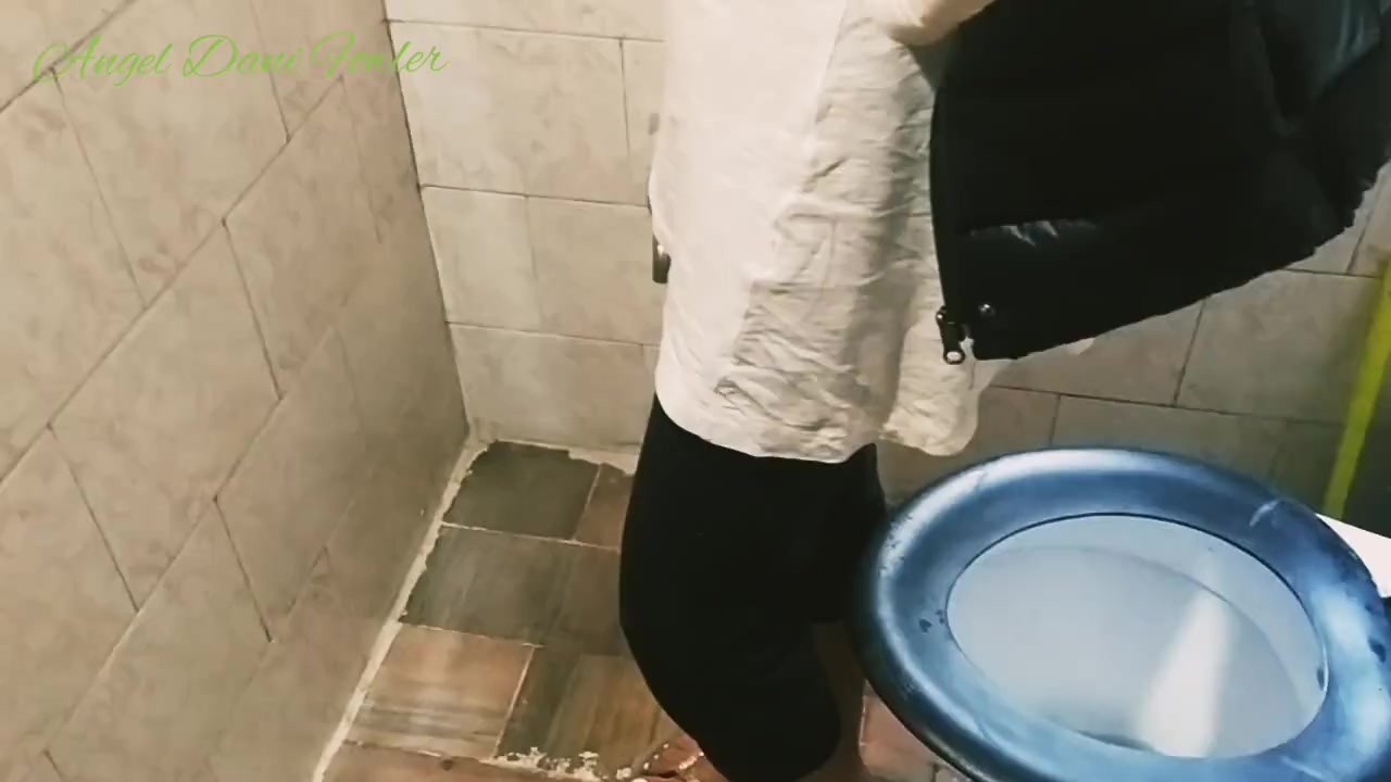 Парень и Девушка вместе писают в туалете - Бесплатное секс видео - RedTube