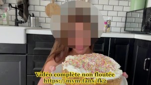 MILF NEXT DOOR demande une bite bien raide dans son cul pour son anniversaire