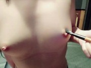 メイクブラシで乳首をいじりまくり、勃起したところをさらにイジメて乳首だけでイッちゃう 15/16