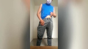 Mi verga se transparenta esta muy dura y me tengo que sacar la leche