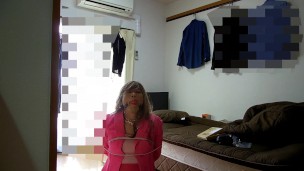 ワンルームのベットの上で女装（ローズのブレザーとタイトスカート）して自縛してあえぐjapanese crossdresser self bondage