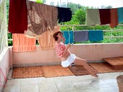 Lavandería desnuda. La criada está secando la ropa en la lavandería. 10/16