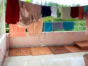 Lavandería desnuda. La criada está secando la ropa en la lavandería. 13/16