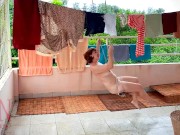 Lavandería desnuda. La criada está secando la ropa en la lavandería. 16/16