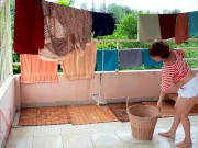 Lavandería desnuda. La criada está secando la ropa en la lavandería. 9/16