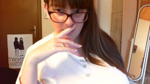 Peitos grandes e inchados para sua madrasta que te fode fazendo você gozar