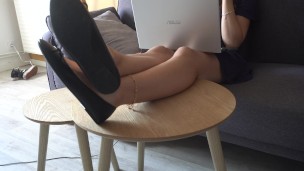 Watch my feet while I'm ignoring you (French girl)