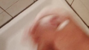 Branlette dans la douche