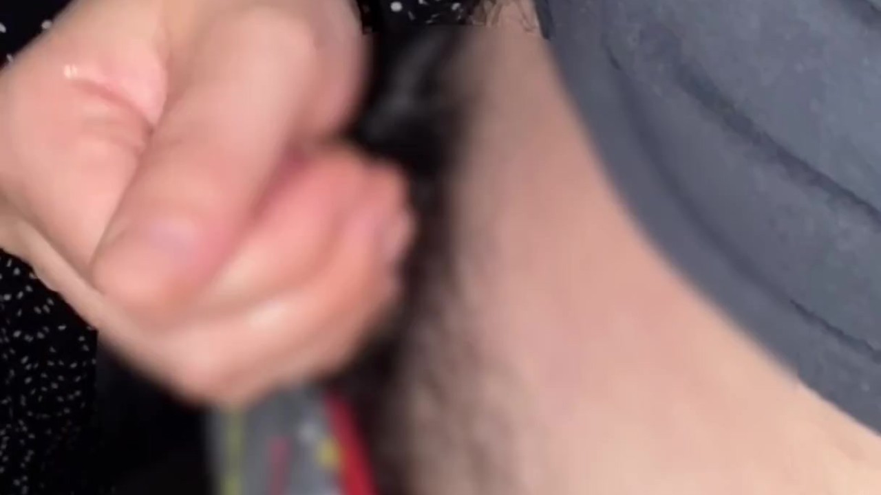 手コキシリーズです。我慢汁いっぱい垂らしちゃって気持ち良くなってます。 - RedTube