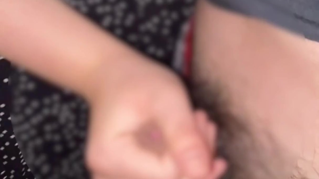 手コキシリーズです。我慢汁いっぱい垂らしちゃって気持ち良くなってます。 - RedTube