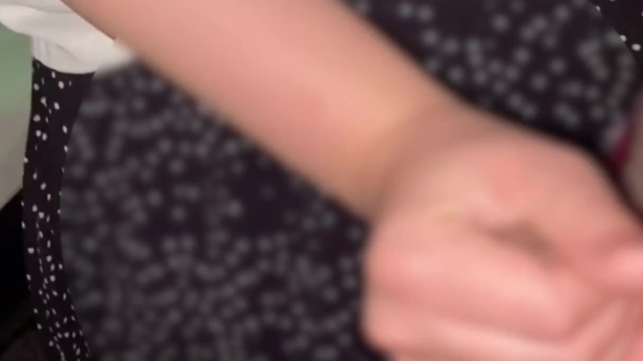 手コキシリーズです。我慢汁いっぱい垂らしちゃって気持ち良くなってます。 - RedTube