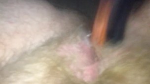 Makin my pussy creamy using a hairbrush 