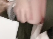 玄関でエッチしちゃう2人、声を出さないように手で口を塞がれながらエッチ