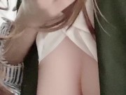 玄関でエッチしちゃう2人、声を出さないように手で口を塞がれながらエッチ - Screenshot 13 of 16 - Kink