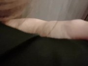 玄関でエッチしちゃう2人、声を出さないように手で口を塞がれながらエッチ - Screenshot 3 of 16 - Kink