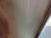 玄関でエッチしちゃう2人、声を出さないように手で口を塞がれながらエッチ - Screenshot 4 of 16 - Toy
