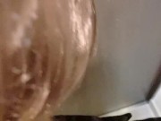 玄関でエッチしちゃう2人、声を出さないように手で口を塞がれながらエッチ - Screenshot 8 of 16 - Kink