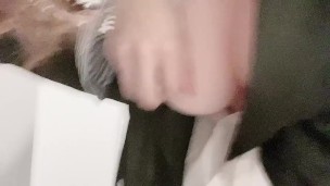 玄関でエッチしちゃう2人、声を出さないように手で口を塞がれながらエッチ