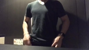 日本人マッチョのトイレでどくどくオナニー