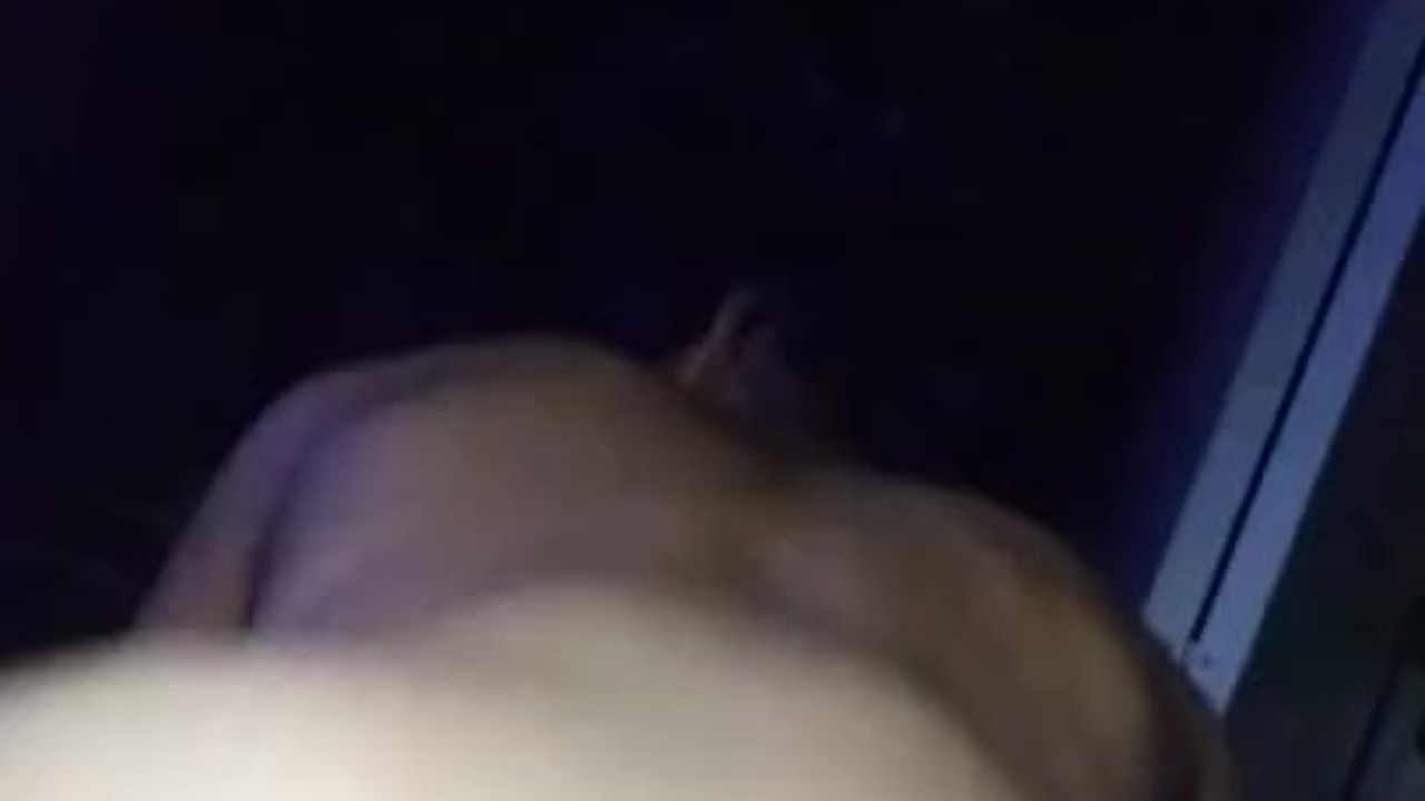 Veio assistir netflix e acabou batendo uma siririca - Vídeo de sexo grátis - RedTube