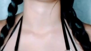 Colegiala cachonda jugando con sus ricas tetas