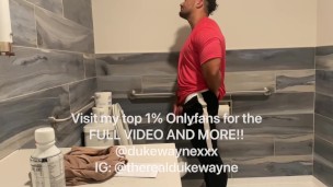 Pissing in the gym bathroom then cumming