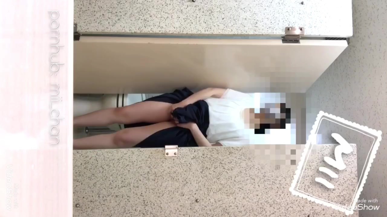 【オナニー公開】Full ver公衆トイレでの野外露出で興奮する変態OL Hentai japanese girl exposes masturbation in a public toilet - Video di sesso gratis - RedTube
