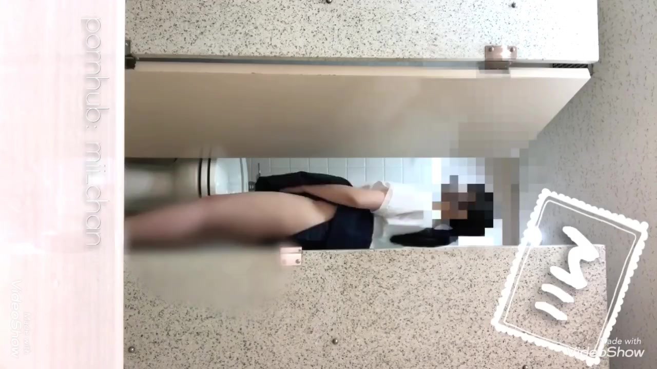 【オナニー公開】Full ver公衆トイレでの野外露出で興奮する変態OL Hentai japanese girl exposes masturbation in a public toilet - Video di sesso gratis - RedTube