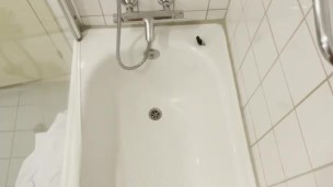 Huge cumshot in bathtub