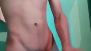 Masturbandome con un masturbador casero en la mañana por estar solo en mi casa