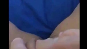 Viendo un vídeo muy rico e intento no masturbarme pero... 🤭(Que rico como le entra ese dildo 🤤) 