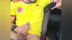Masturbandome rico en el auto