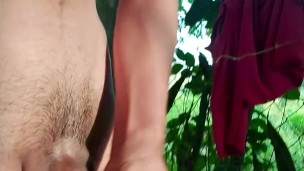 Desperte muy caliente y como estaba solo en casa decidi irme atras de mi casa para masturbarme