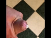Je me masturbe seul pour ejaculer sur du carrelage 